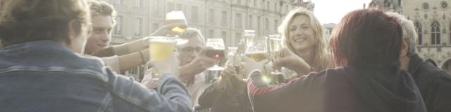 Arras Grand Place Famille Amis Trinquant Avec De La Biere ©CRTC Hauts-de-France – Bastien Pradeau