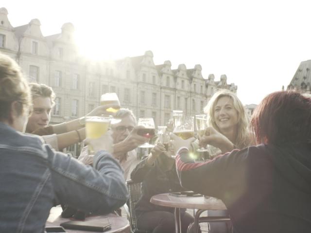 Arras Grand Place Famille Amis Trinquant Avec De La Biere ©CRTC Hauts-de-France – Bastien Pradeau