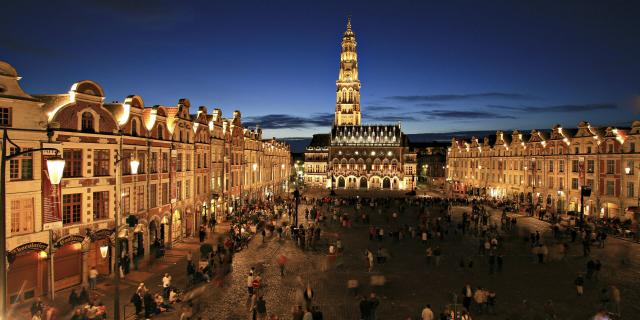 Arras _ Place des Héros _ Beffroi de l'Hôtel de Ville _ éclairage nocturne © CRTC Hauts-de-France – AS Flament