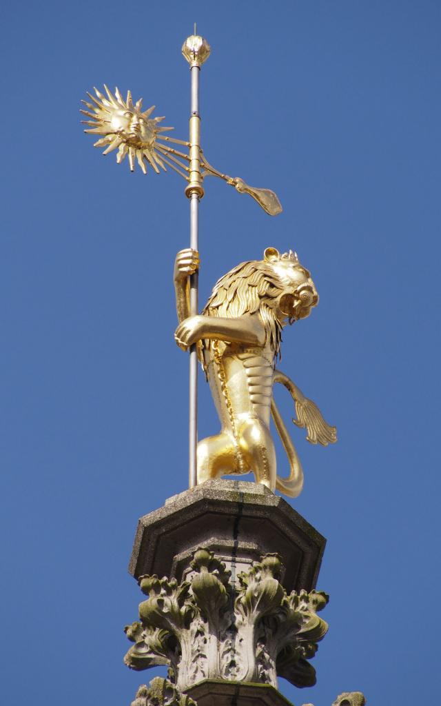 Arras _ Hôtel de Ville _ Girouette de l’Hôtel de Ville orné d’un lion rugissant en bronze recouvert d'or, symbolisant la puissance et la force © CRTC Hauts-de-France – Frederik Astier