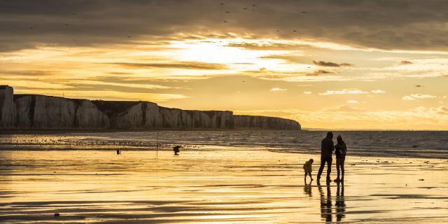 Ault, crépuscule sur les falaises balade sur la plage © CRTC Hauts-de-France - Stéphane Bouilland