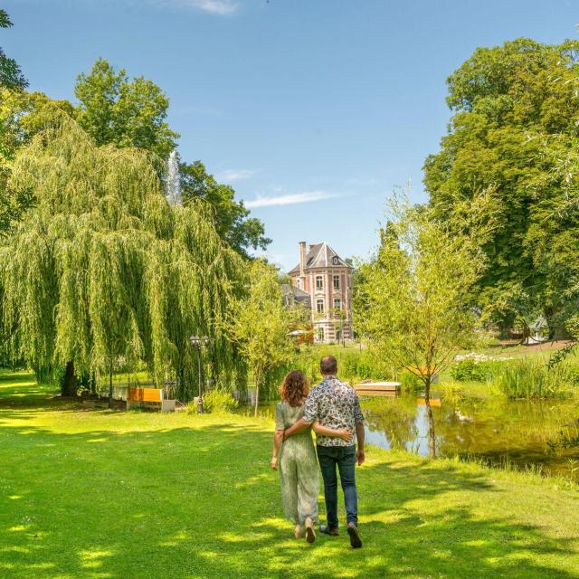 Busnes Le Château De Beaulieu Couple Au Jardin 06 Hauts De France Tourisme Xavier Renoux