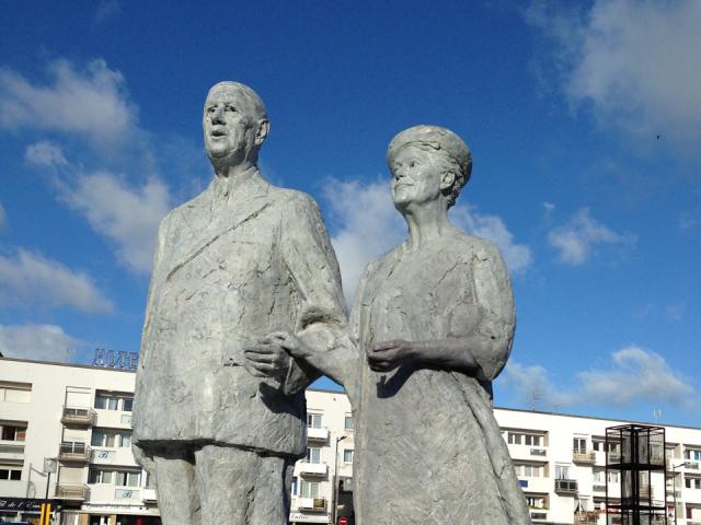 Calais _ Place d’Armes _ Sculpture du Couple de Gaulle © Fondation de Gaulle