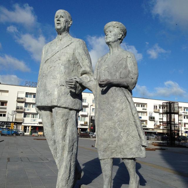 Calais _ Place d’Armes _ Sculpture du Couple de Gaulle © Fondation de Gaulle