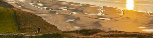 Escalles _ Cap Blanc-Nez _ Promenade en longeant le Cran d'Escalles vers la Baie de Wissant au coucher du soleil © CRTC Hauts-de-France - Stéphane Bouilland