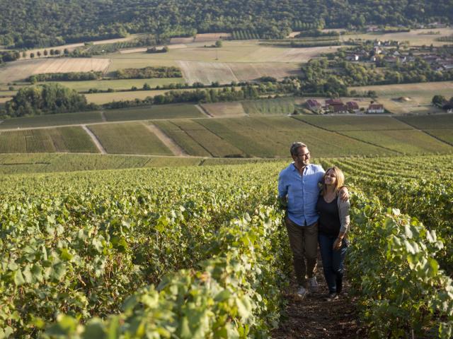 Aisne_Couple_Balade_Vignoble_De_Champagne © CRTC_Hauts_De_France_Benjamin_Teissedre
