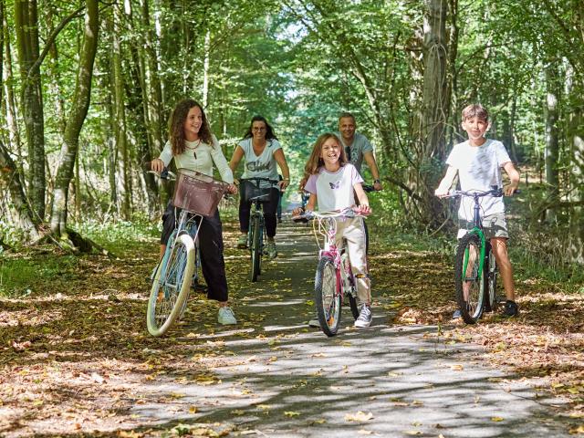 Compiègne Pierrefonds _ A vélo sur les pistes cyclables de la foret de Compiègne © Resonance films - Guillaume Chacun