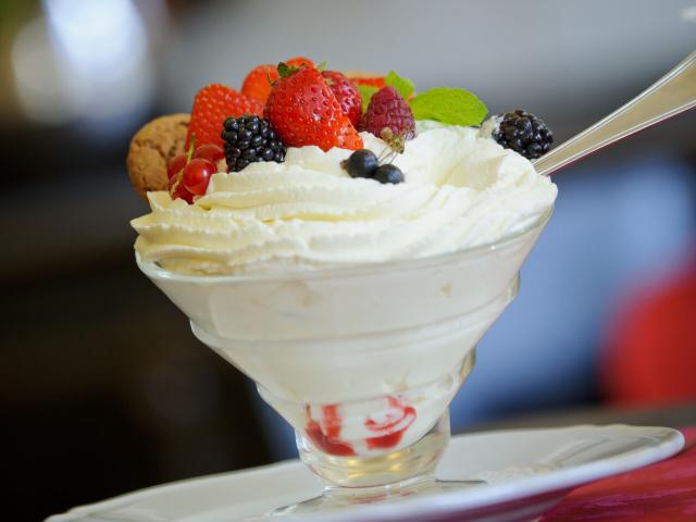 Chantilly _ Coupe de chantilly et fruits des bois © CRTC Hauts-de-France - Vincent Colin