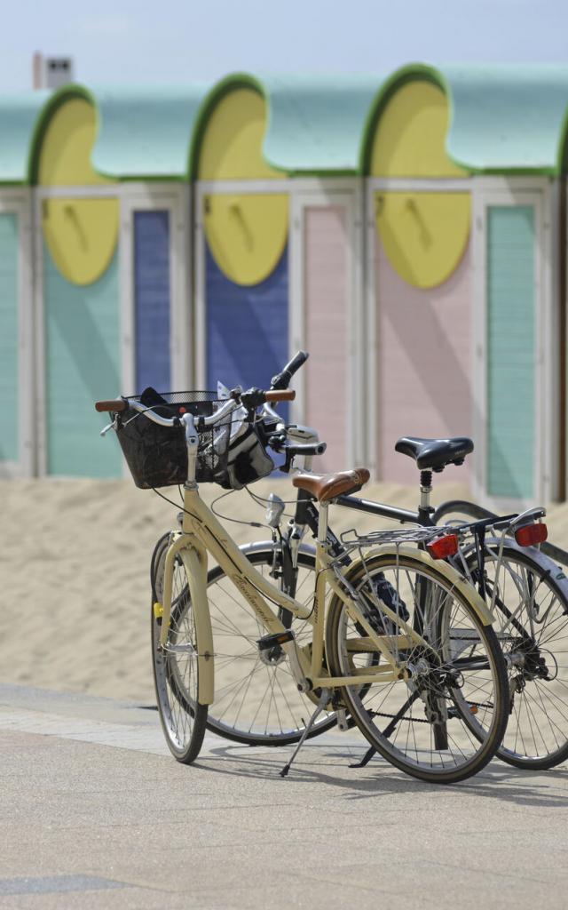 Dunkerque _ Cabines de Plage et vélos © CRTC Hauts-de-France Nicolas Bryant