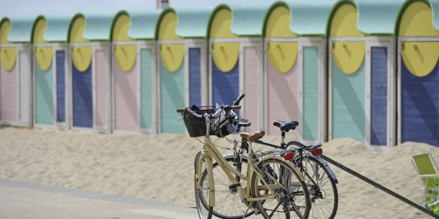 Dunkerque _ Cabines de Plage et vélos © CRTC Hauts-de-France Nicolas Bryant