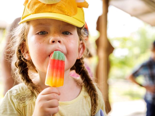 Fillette et sa glace à l'eau - credit Rawpixel.com - Freepik