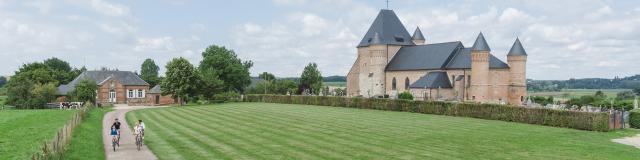 Flavigny-le-Grand_L'église_fortifiée_et_Voie_Verte © Teddy Henin_Agence Aisne Tourisme