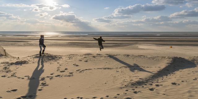 Fort-Mahon, enfants qui sautent dans les dunes du Marquenterre © CRTC Hauts-de-France - Stéphane Bouilland