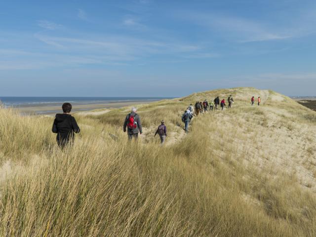 Fort-Mahon-promeneurs-dans-les-dunes-CRT-Hauts-de-France-Stephane-Bouilland.jpg