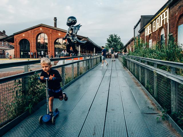 Lille _ gare Saint Sauveur _ enfant en trottinette © Lille 3000 - Jonas Verbeke