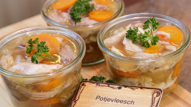 Godewaersvelde, bocaux de potjevleesch de la boucherie kiecken, terrine de viande en gelée avec carottes ©CRTC Hauts-de-France - Anne-Sophie FLAMENT