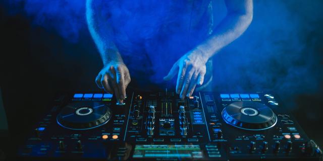 DJ jouant sur mixer credits-wirestock-Freepik