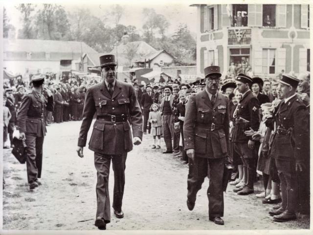 Charles de Gaulle, Arrivee Rue De Leglise A Pied Avec Le General Chomel 1949