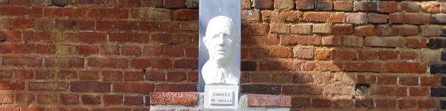 Charles de Gaulle, Stele