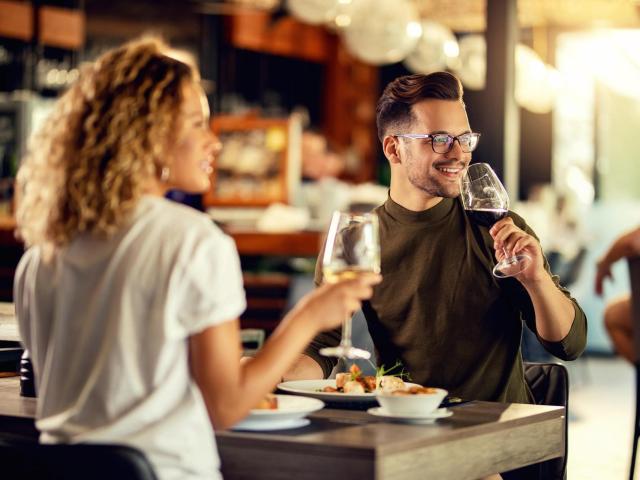 Heureux Couple Buvant Du Vin Tout Dejeunant Dans Restaurant © Drazen Zigic Freepik