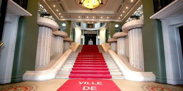 Béthune l'hôtel de ville le hall d'entrée Art Déco et ses escaliers © Office du Tourisme de Béthune Bruay - Michel Guilbert
