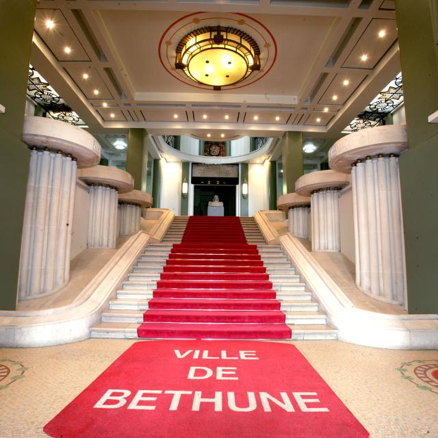 Béthune l'hôtel de ville le hall d'entrée Art Déco et ses escaliers © Office du Tourisme de Béthune Bruay - Michel Guilbert