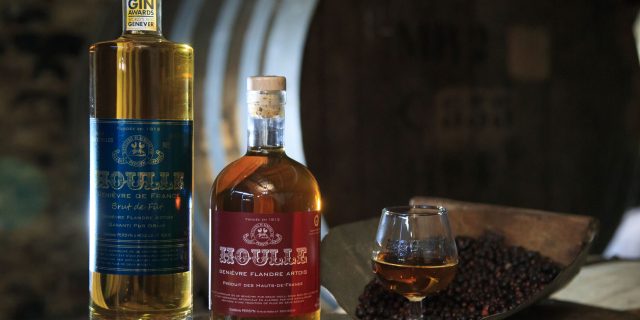 Houlle, bouteilles de Genièvre de Houlle, eau de vie entourée de baies accompagnées d'un verre à dégustation ©CRTC Hauts-de-France - Anne-Sophie FLAMENT