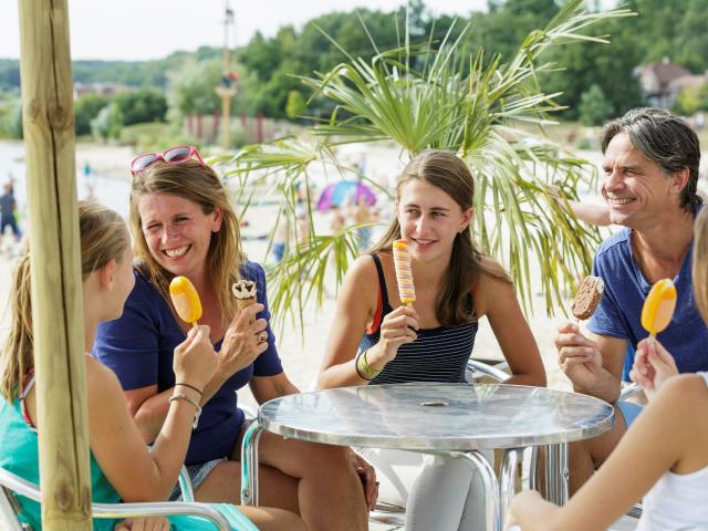 Aisne_Chamouille_Center Parcs_Le Lac d'Ailette_Famille mangeant une glace © Ton Hurks