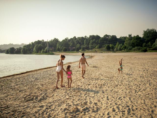 Aisne_Chamouille_Center Parcs_Le Lac d'Ailette_Famille jouant sur la plage du lac © Milan Vermeulen