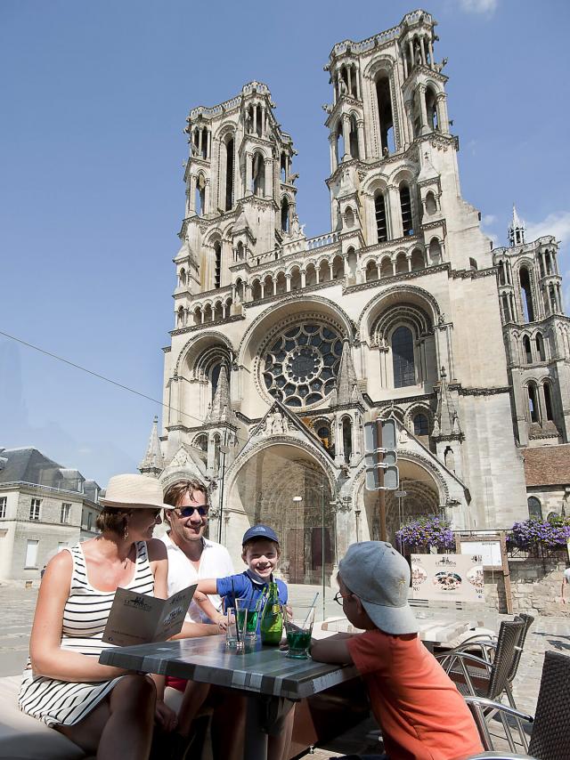 Laon Cathédrale Parvis Famille Crt Hauts De France Sébastien Jarry