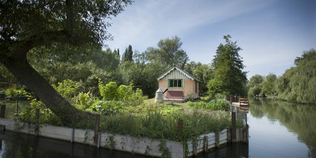 Amiens _ Les Hortillonnages _ Cabane vue de l'eau © CRTC Hauts-de-France - Benjamin Teissedre