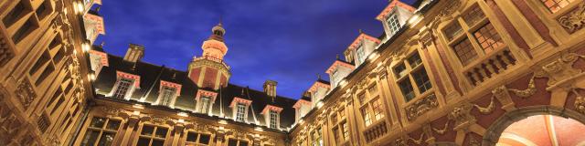 Lille _ Centre-ville _ Cour intérieure de la Vieille Bourse à la tombée de la nuit © CRTC Hauts-de-France – Frederik Astier