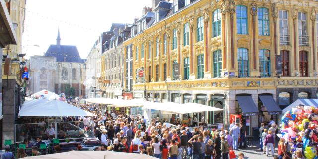 Lille _ La grande braderie vue depuis les marches de la Voix du Nord sur la Grand Place © Office de Tourisme de Lille - Olivier Duhamel