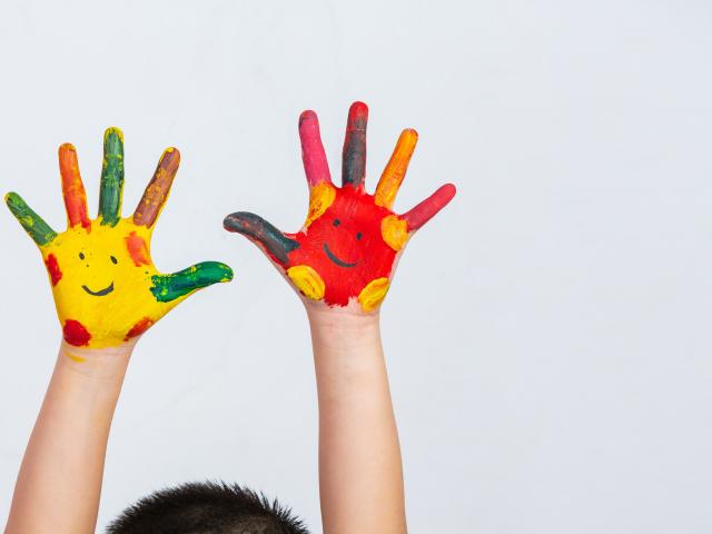 Enfant aux mains peintes