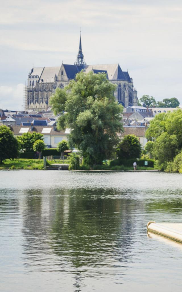 Saint-Quentin _ Vue basilique depuis le Marais d'Isle © CRTC Hauts-de-France - Vincent Colin