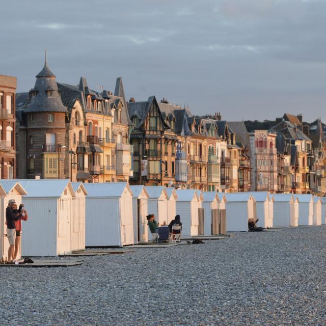 Mers-les-Bains Cabines de Plage et Villas Belle Époque au soleil couchant © CRTC Hauts-de-France - Nicolas Bryant