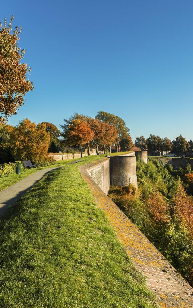 Montreuil-Sur-Mer, Vue sur les remparts,©CRTC Hauts-de-France - Benoit Bremer