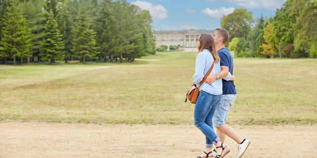 Compiègne balade en amoureux dans le parc du château © Résonances film - Guillaume Chacun