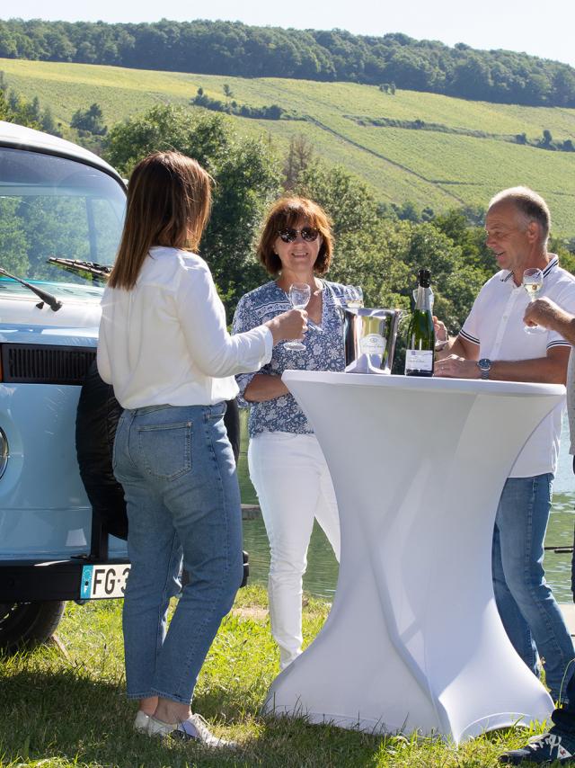 Barzy-sur-Marne_visite en combi Volkswagen© Champagne Leveque Dehan - Didier Tatin