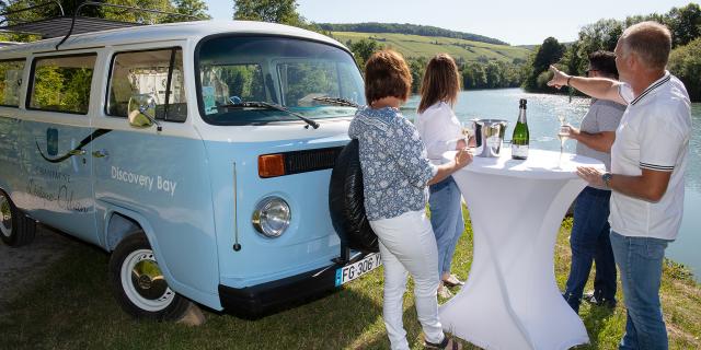 Barzy-sur-Marne_visite en combi Volkswagen© Champagne Leveque Dehan - Didier Tatin