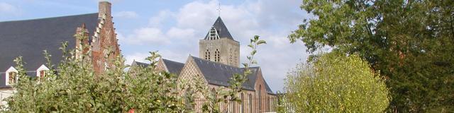 Esquelbecq_Eglise_Saint-Folquin_vue_du_jardin_du_château© Mairie_Esquelbecq