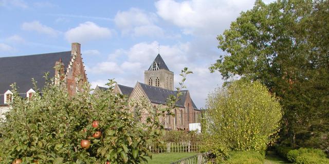 Esquelbecq_Eglise_Saint-Folquin_vue_du_jardin_du_château© Mairie_Esquelbecq