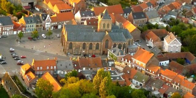 Esquelbecq_Place_Bergerot_vue_du_ciel_© Mairie_Esquelbecq