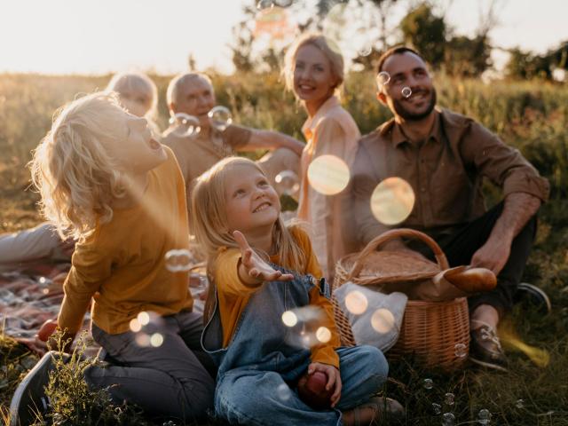 Famille en extérieur © Freepik