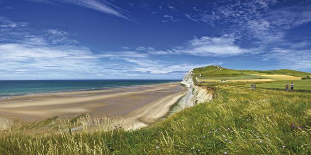 Escalles _ Cap Blanc Nez _ Promeneurs sur les falaises © CRTC Hauts-de-France - Eric Desaunois