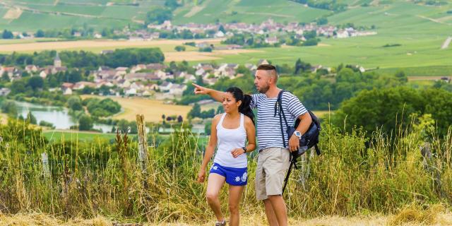 Aisne _ Randonnée dans le vignoble de champagne ©Aisne Tourisme - Sylvain Cambon