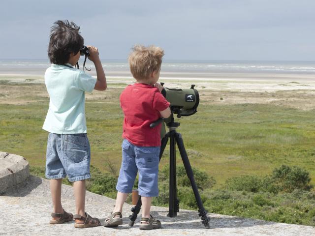 Saint Quentin En Tourmont Observation Des Oiseaux Par Les Enfants Au Domaine Du Marquenterre Crt Hauts De France Benjamin Teissedre