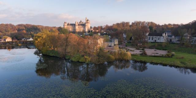 Pierrefonds_Vue aérienne sur l'étang et le château©CRTC Hauts-de-France_Nicolas Bryant