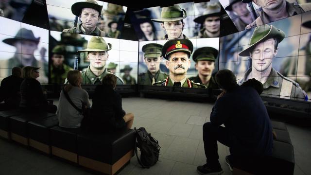 Villers-Bretonneux _ Mémorial National Australien et Centre Sir John Monash - Photos de soldats dans une salle de projection © CRTC Hauts-de-France - AS Flament