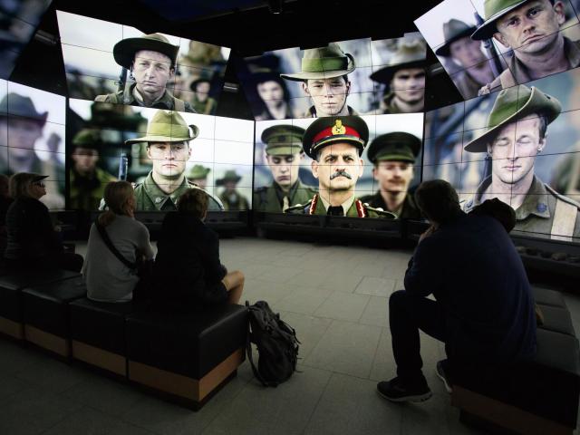 Villers-Bretonneux _ Mémorial National Australien et Centre Sir John Monash - Photos de soldats dans une salle de projection © CRTC Hauts-de-France - AS Flament